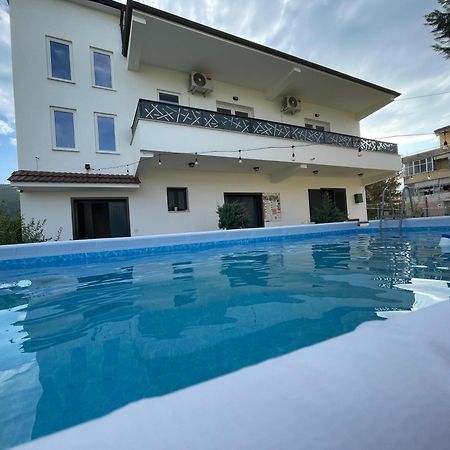 Baza Hostel - Swimming Pool Berat Luaran gambar