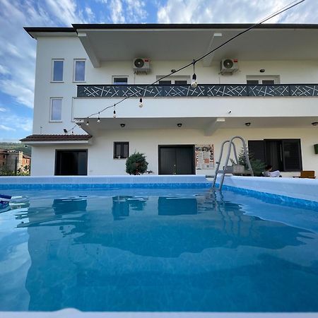 Baza Hostel - Swimming Pool Berat Luaran gambar
