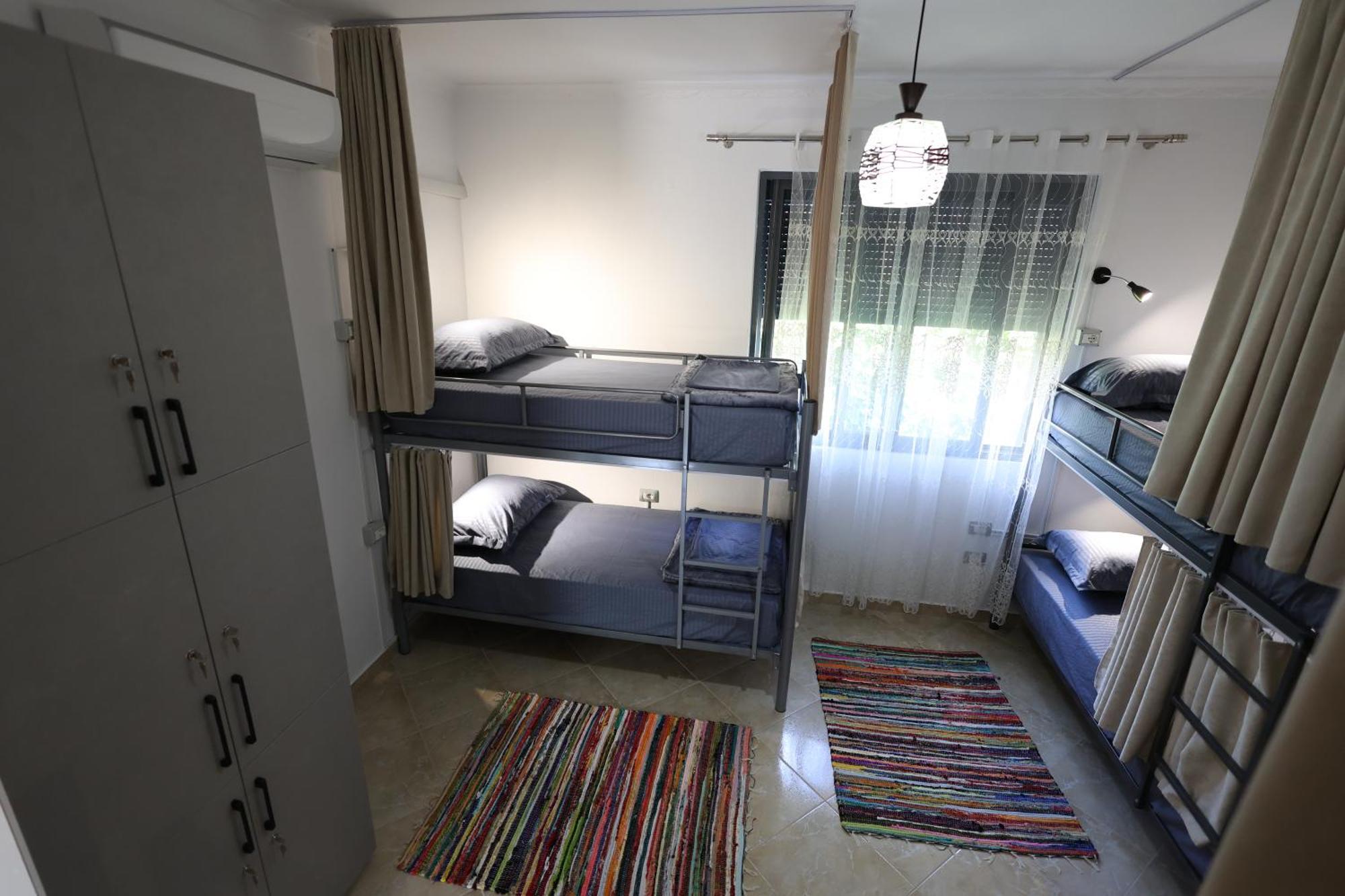 Baza Hostel - Swimming Pool Berat Luaran gambar