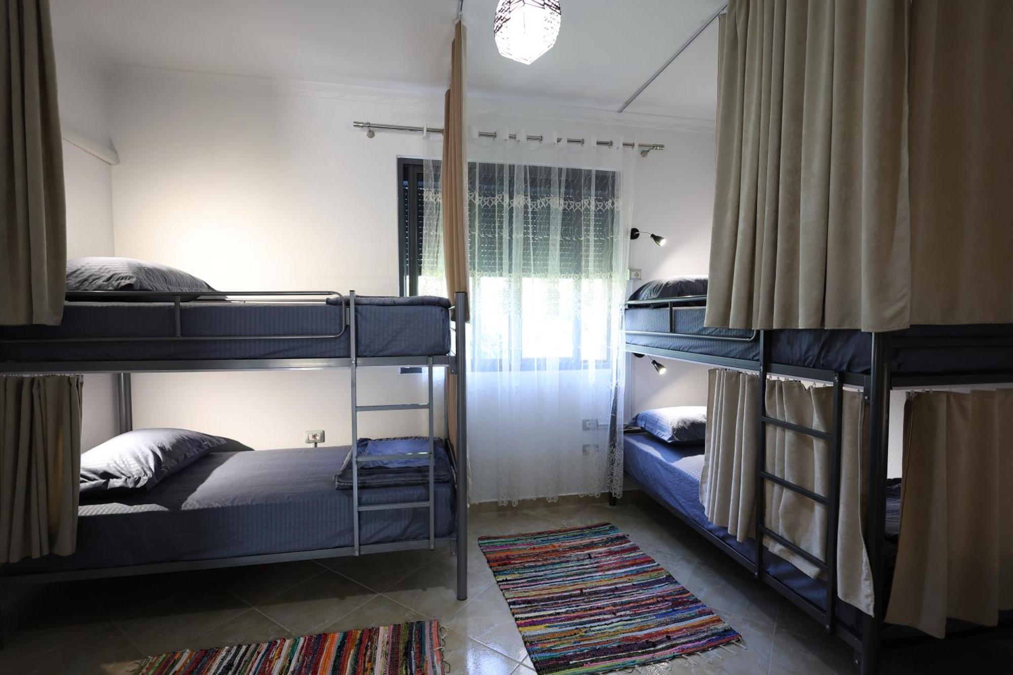 Baza Hostel - Swimming Pool Berat Luaran gambar