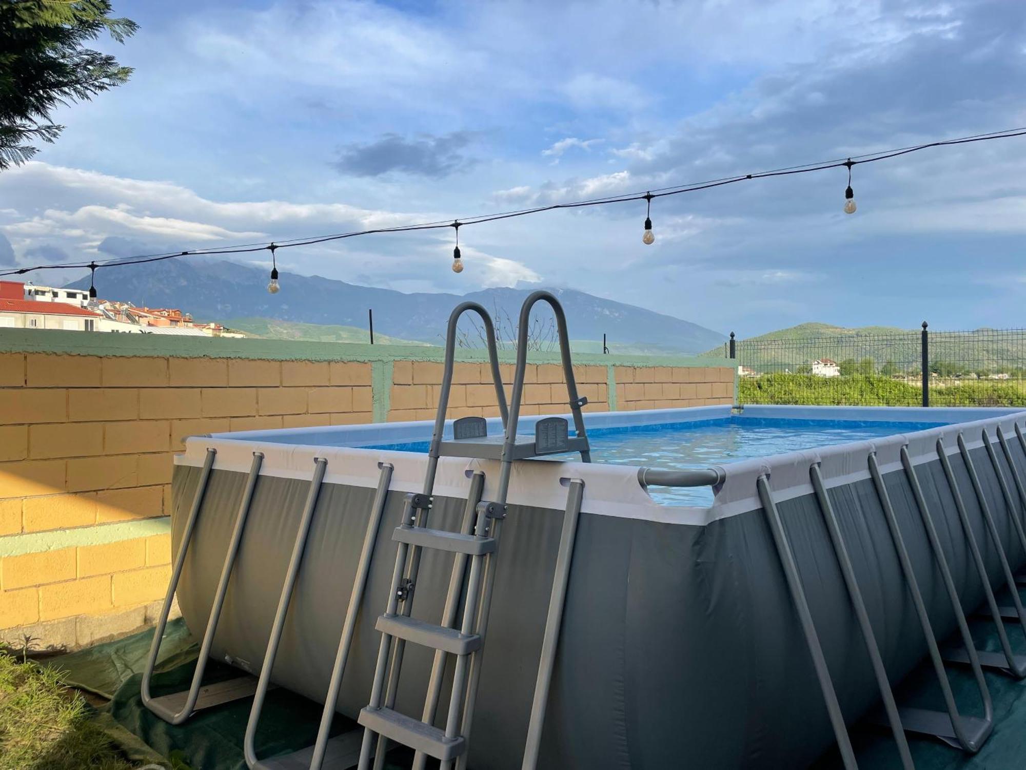 Baza Hostel - Swimming Pool Berat Luaran gambar