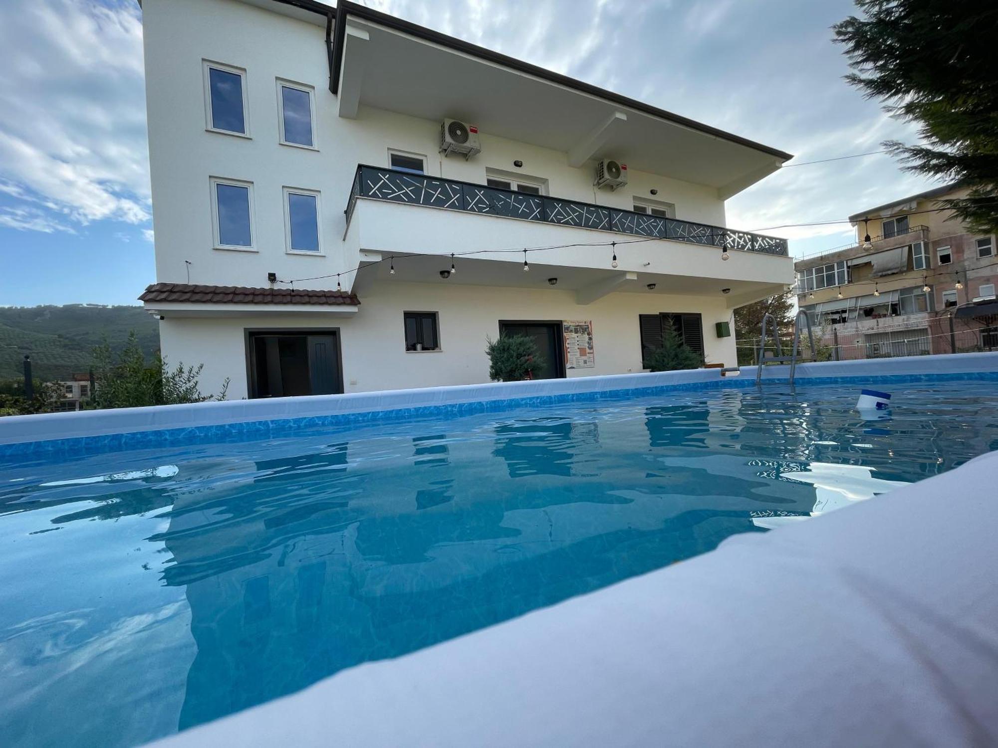 Baza Hostel - Swimming Pool Berat Luaran gambar