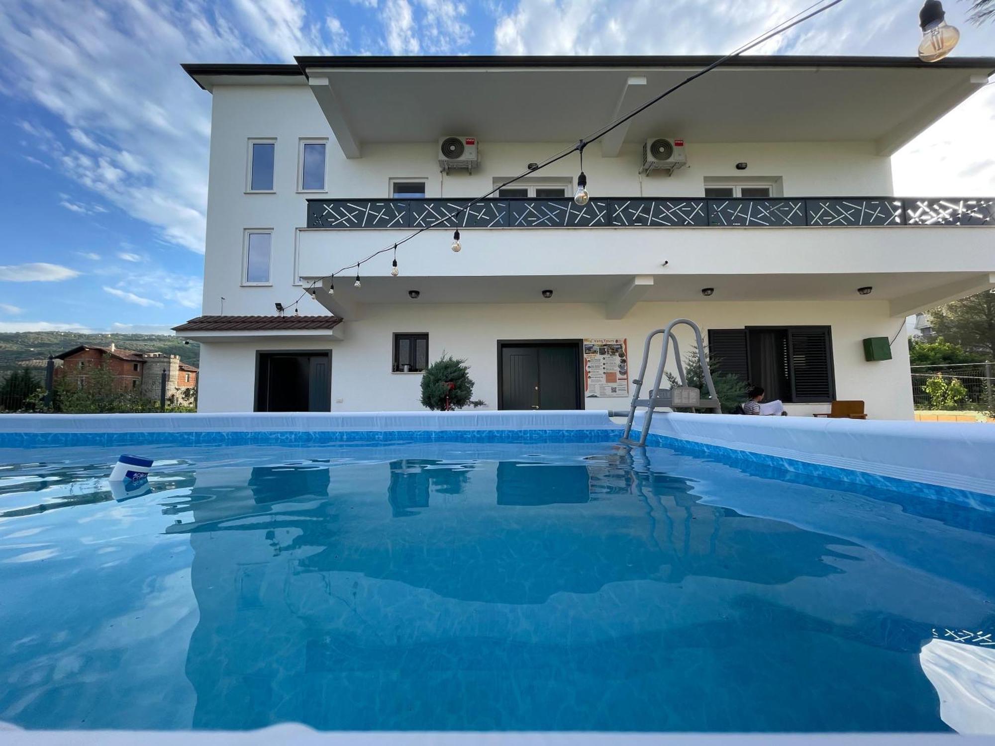 Baza Hostel - Swimming Pool Berat Luaran gambar