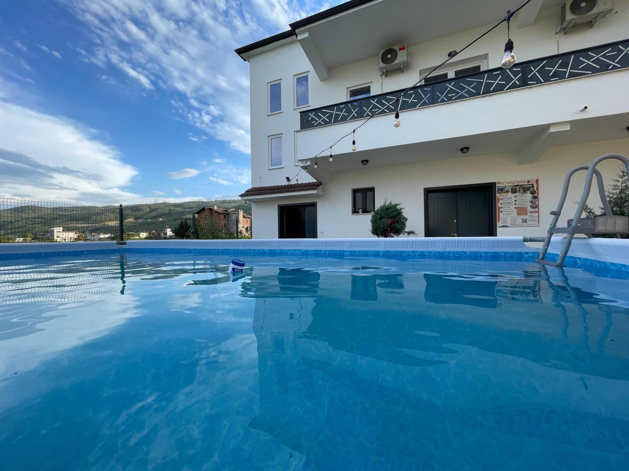 Baza Hostel - Swimming Pool Berat Luaran gambar